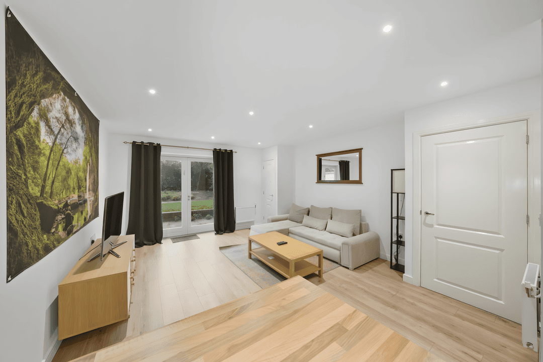 MODERN ONE-BEDROOM FLAT WITH PATIO AND PARKING IN WIMBLEDON CHASE
