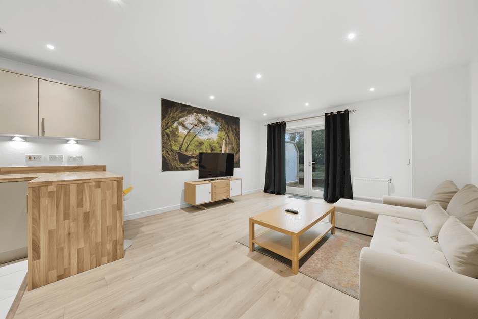 MODERN ONE-BEDROOM FLAT WITH PATIO AND PARKING IN WIMBLEDON CHASE