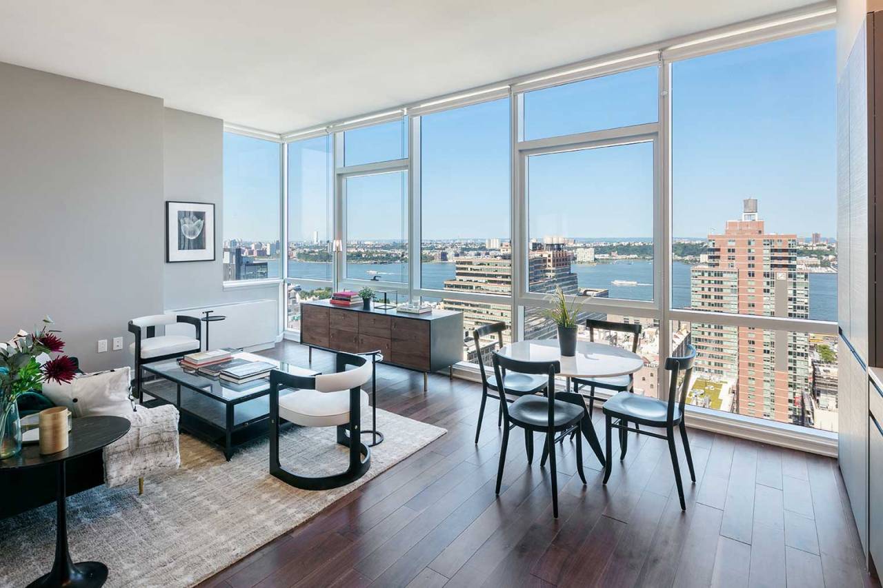 No Fee, 2 Bed / 1 Bath in Full Service Luxury High Rise, W/D in unit