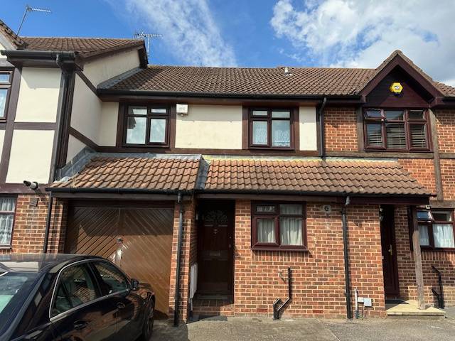 Introducing a well presented 4 Bedroom 2 bath house in Hayes, UB4