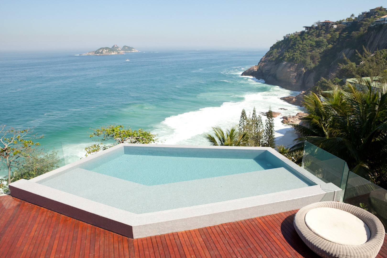 Discover this splendid villa. Truly an exceptional property with 5 bedrooms, sea view and beach access in Joá!
