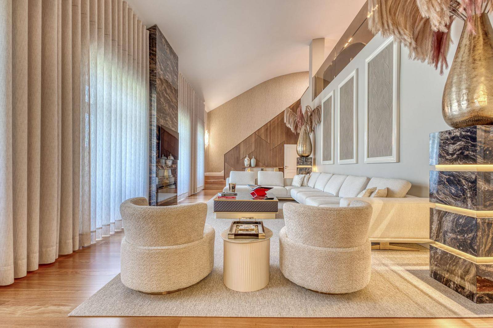 LUXURY 4-BDR DUPLEX APARTMENT - BEAUTIFUL GARDENS AND LAKE