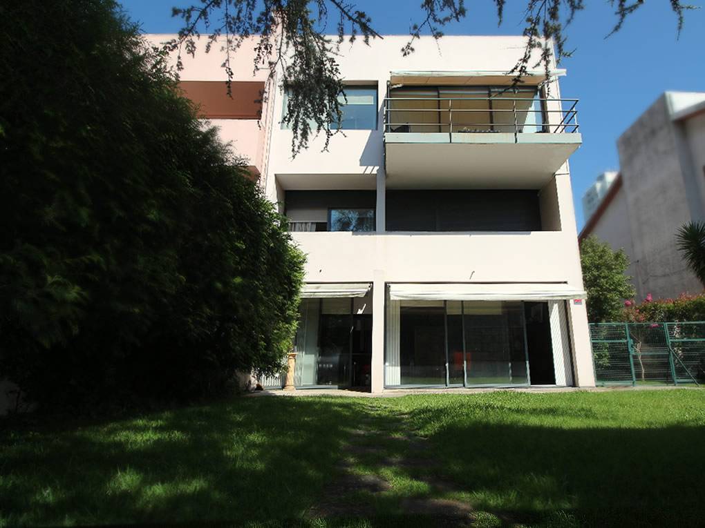 House designed by Eduardo Souto Moura for rent in Porto, Avenida da Boavista