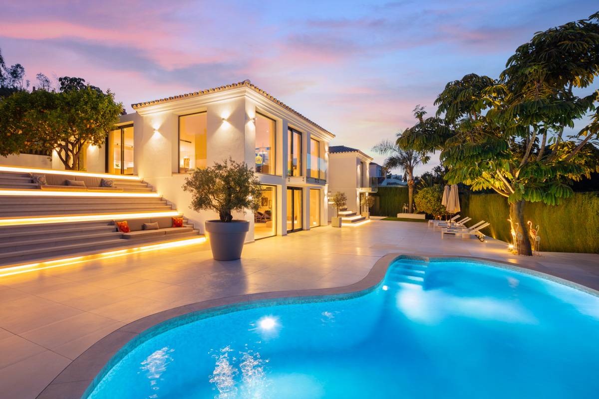 A stunning fully renovated modern villa nestled in the heart of the Golf Valley, in Nueva Andalucía