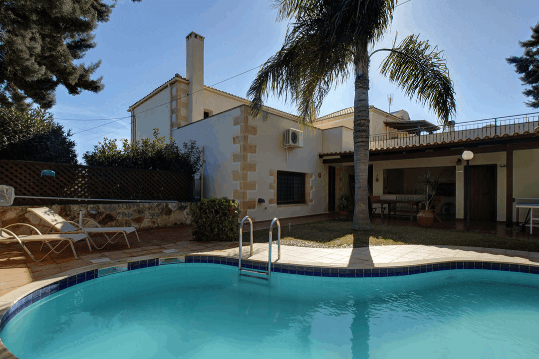 Traditional Amazing Villa with a Swimming Pool