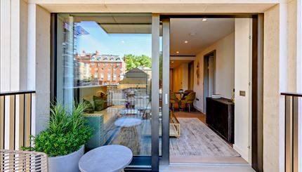 West End Gate Luxury Living: 1 Bedroom Apartment with Concierge