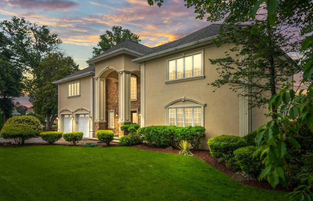 Exquisite Oasis Offering Sauna ,Pool and 21' Ceilings