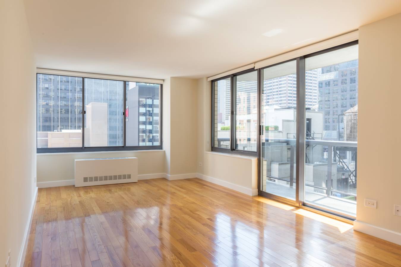 No Fee, Corner Unit 1 Bed / 1 Bath in Midtown West Doorman Building