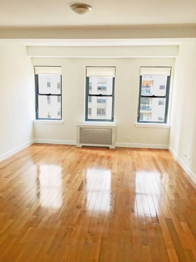 No Fee, Bright Spacious 1 Bed / 1 Bath in Sutton Place Doorman Building