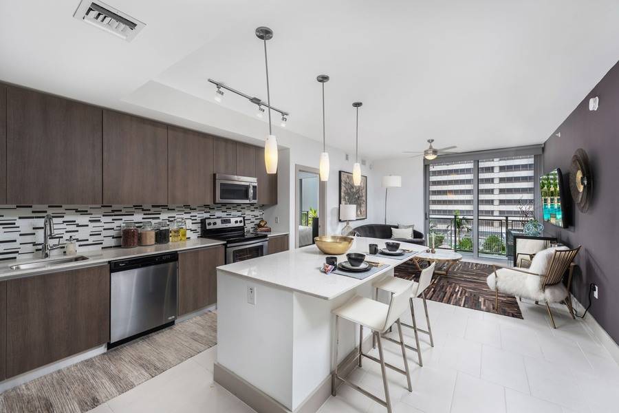Right in the heart of Downtown Miami |Studio, 1 bath + DEN | 700 Sq Ft