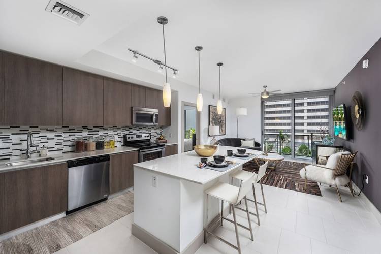 Right in the heart of Downtown Miami |Studio, 1 bath + DEN | 700 Sq Ft