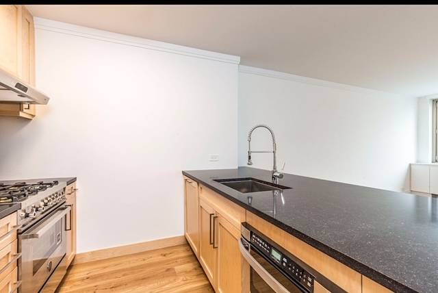 No Fee. 1 month free. Bright & Beautiful 1-Bedroom with West-Facing Views. UES. Luxury Apartment.