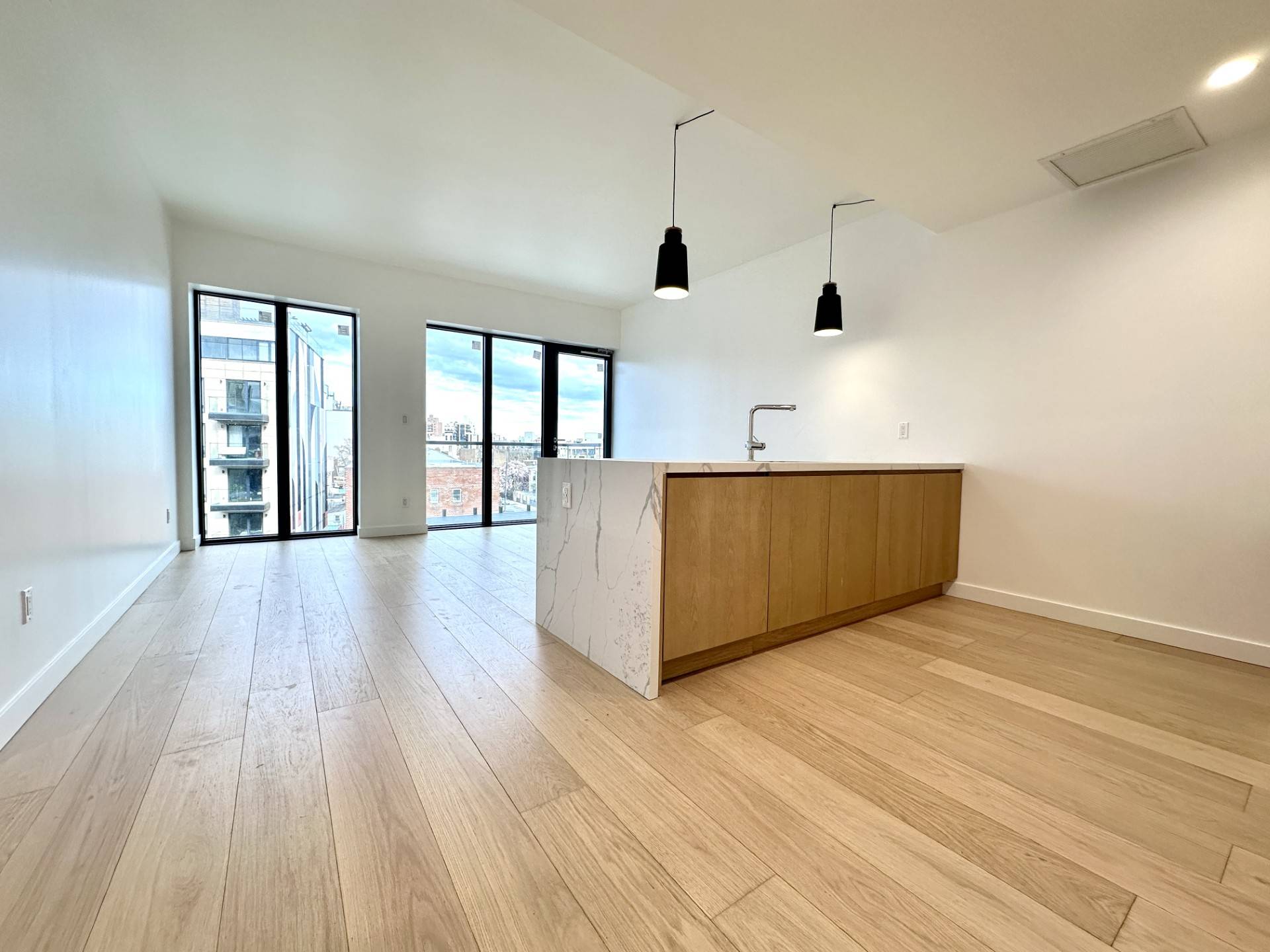 EXPANSIVE, LUXURY 1BEDROOM W/ PRIVATE BALCONY