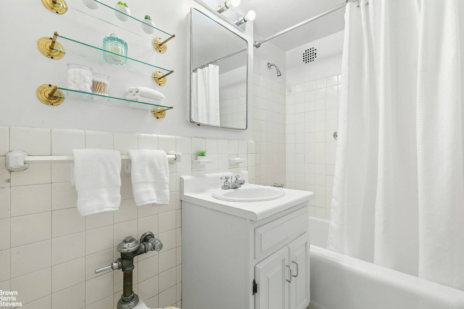 This sunny and cozy alcove studio on a high floor faces west with open City views and great light.
