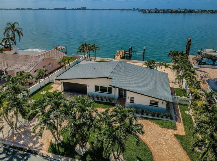 NEW LUXURY RENOVATION COMPLETED IN 2025, OFFERS THE BEST OF BOATING AND THE BEACH !