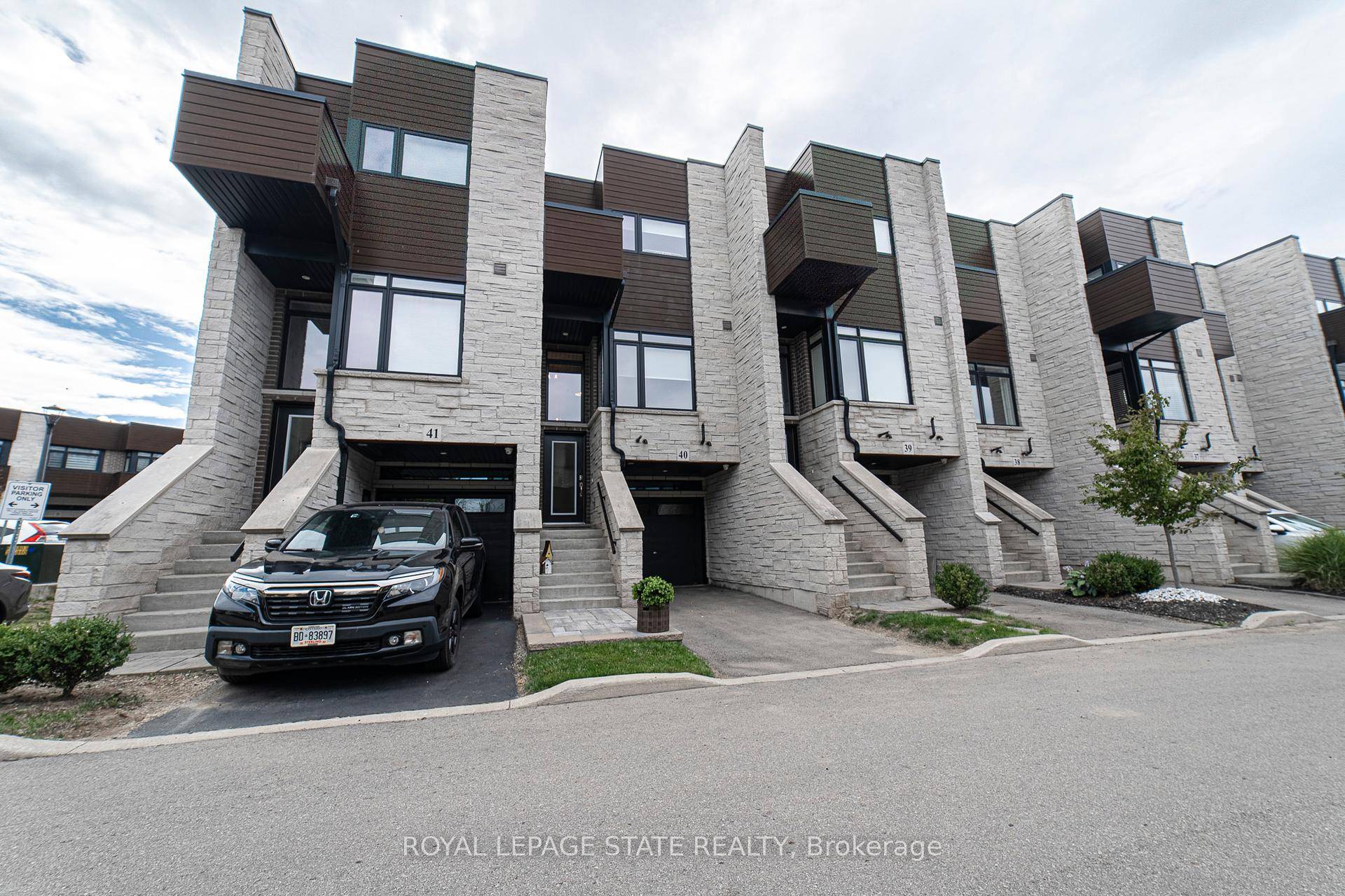 Welcome to 35 Midhurst Heights Unit 40, a modern and beautifully maintained townhome in the desirable Falling waters community by Losani Homes.