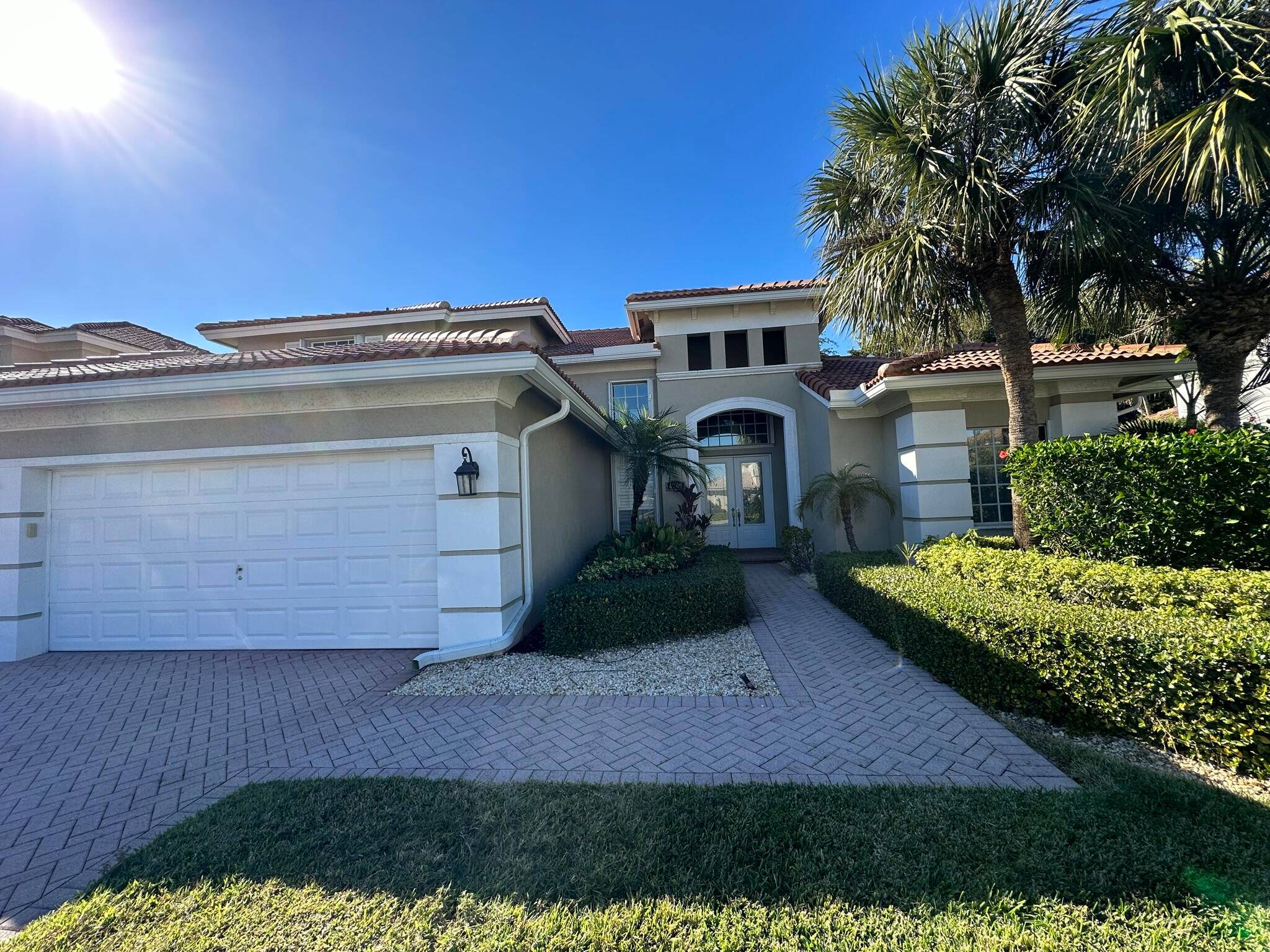 Magnificent home in the gated community of Wellington Shores, close to all equestrian venues, schools, Wellington Mall, shops, restaurants, schools and beaches with a lot to offer ; 5 bedrooms ...