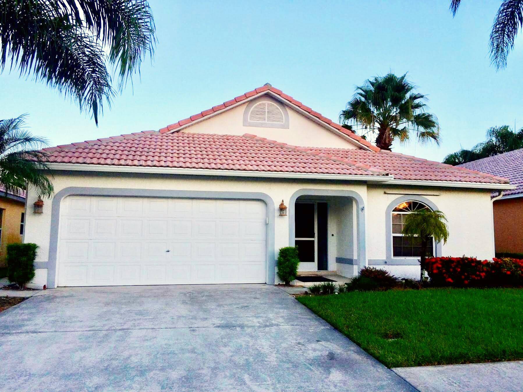 A Great Place to Live ! Rare 3 2 2 CBS in Emerald Lakes.