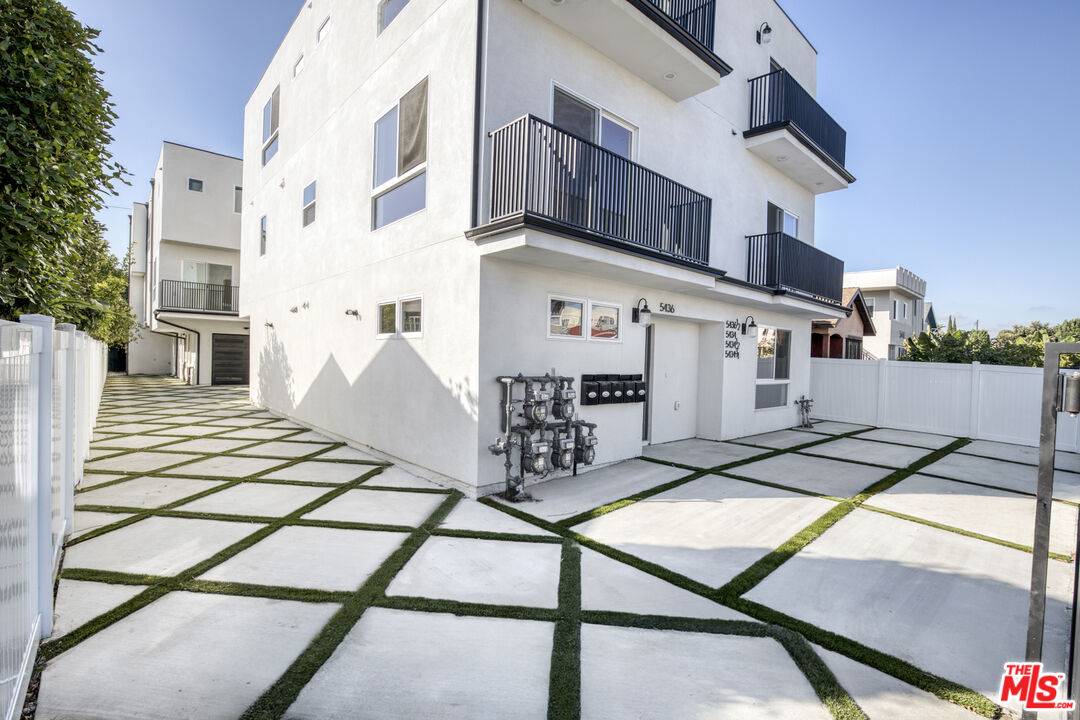 5436 1/2 Romaine St 21BR Hollywood La