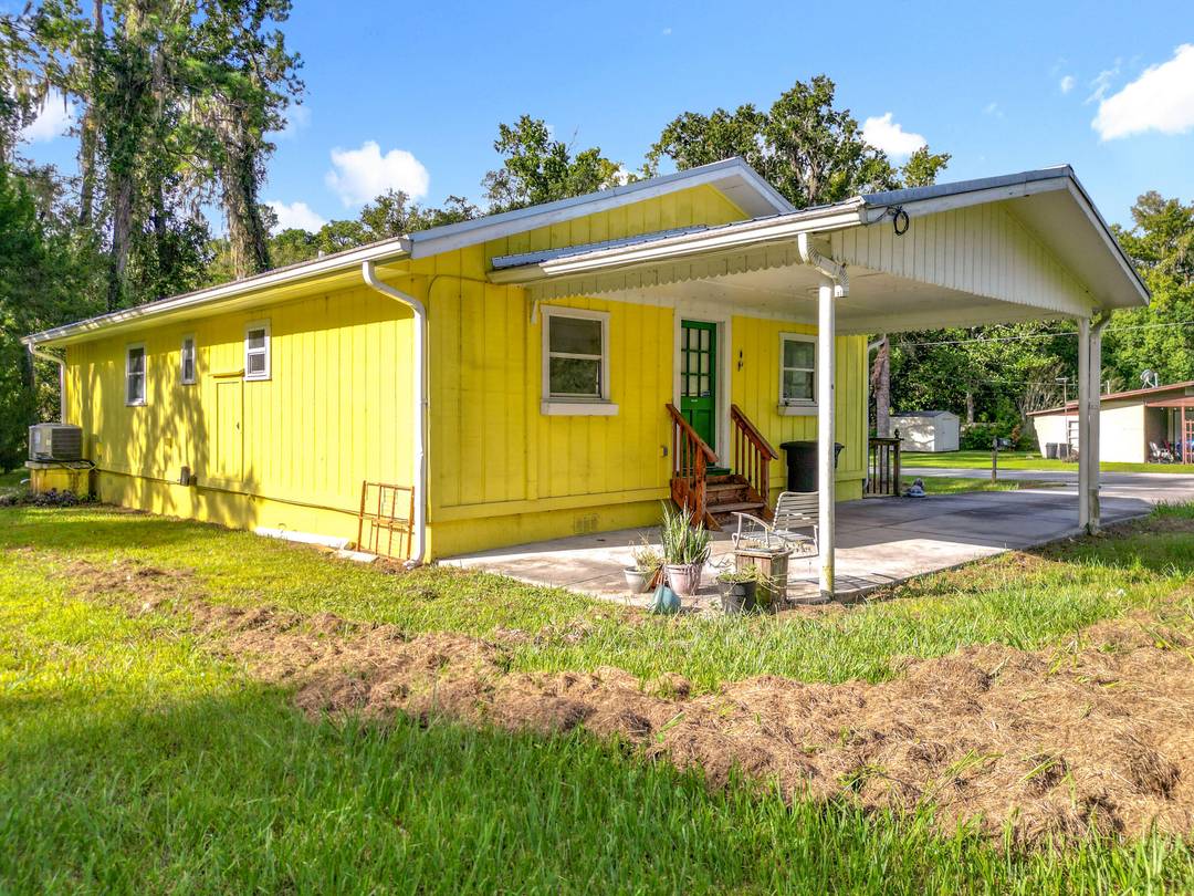SELLER FINANCING AVAILABLE FINANCIAMIENTO DISPONIBLE Move In Special 22, 000 Down and 2, 200 monthly Cozy 3 Bed Retreat with Big Lot in Brooksville !