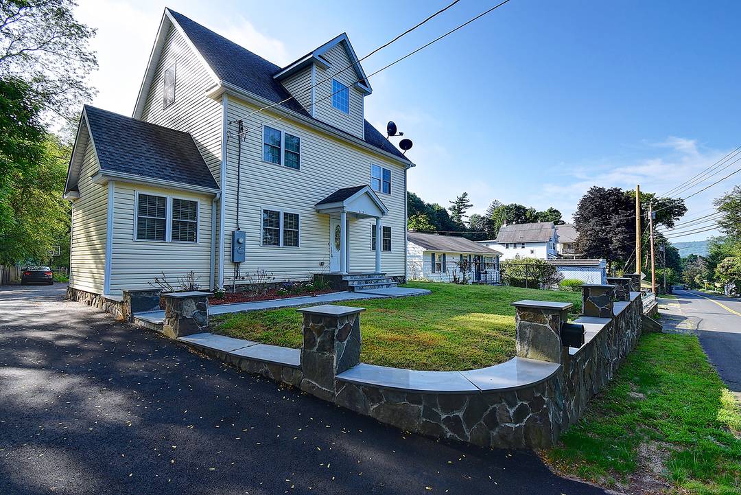 Exceptional property ! Entirely remodeled by the owner who is a licensed contractor specializing in remodeling, granite, marble and stone.