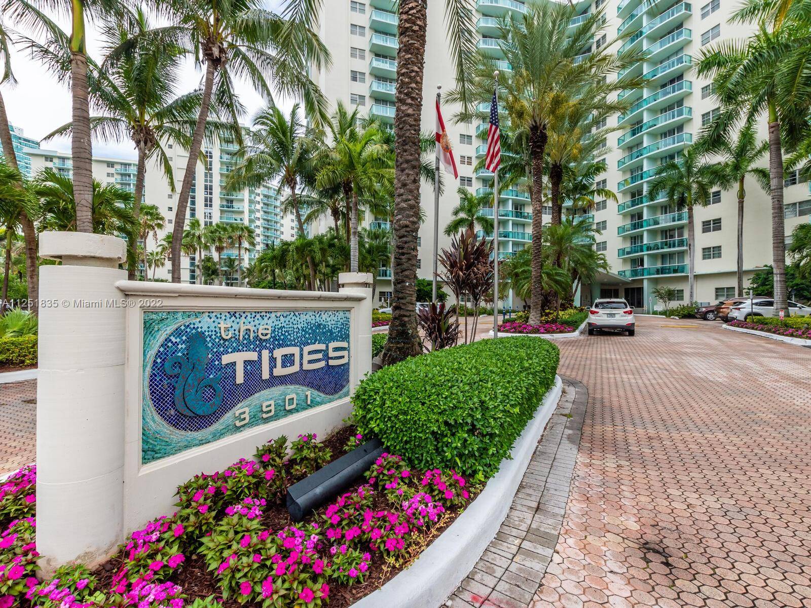 Spacious oceanfront 1 Bedroom, 1 bath featuring impressive ocean and city views.