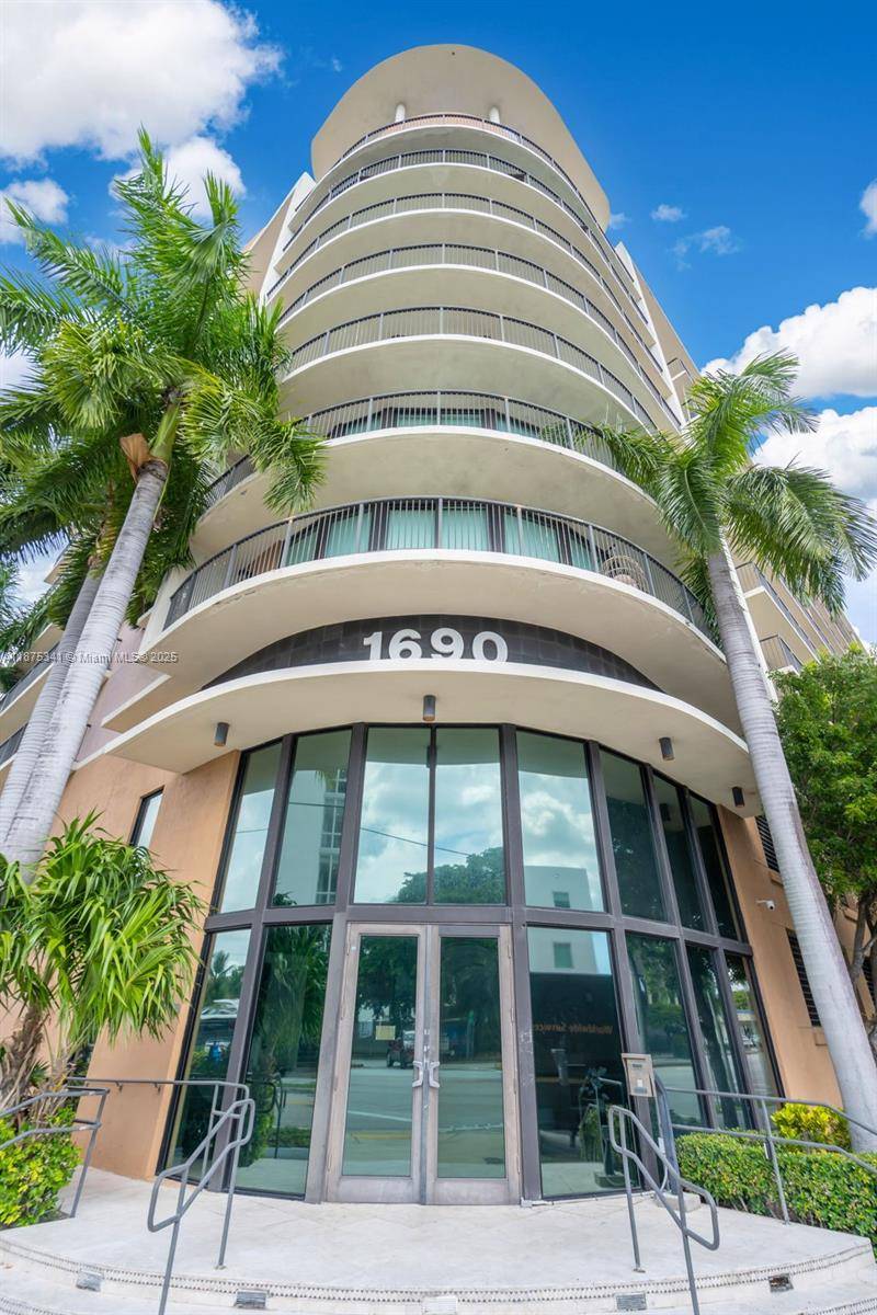 Beautifully renovated 2BD 2BA condo in prime location near Brickell, Coconut Grove, Coral Gables amp ; just 15 min from MIA.