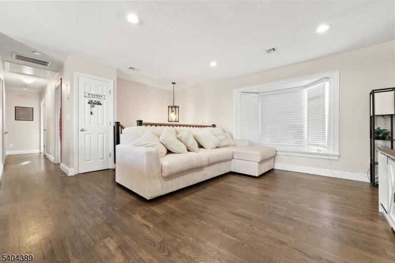 Excellent condition and recently renovated split level in a desired neighborhood consisting of 5 bedrooms, 2 full bathrooms, a large backyard with an above ground pool perfect for entertaining, barbequing, ...