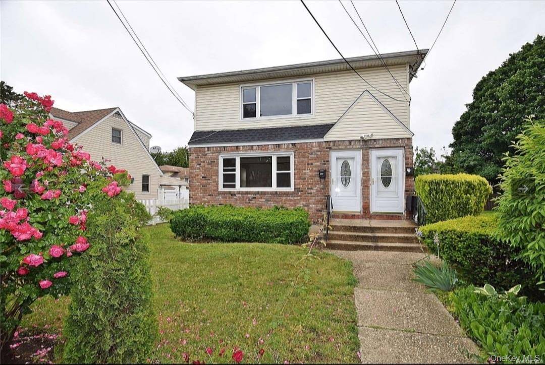 3 Bedroom Rental in the Heart of Westbury, NY Spacious and well located 3 bedroom, 1 bath rental in the heart of Westbury.
