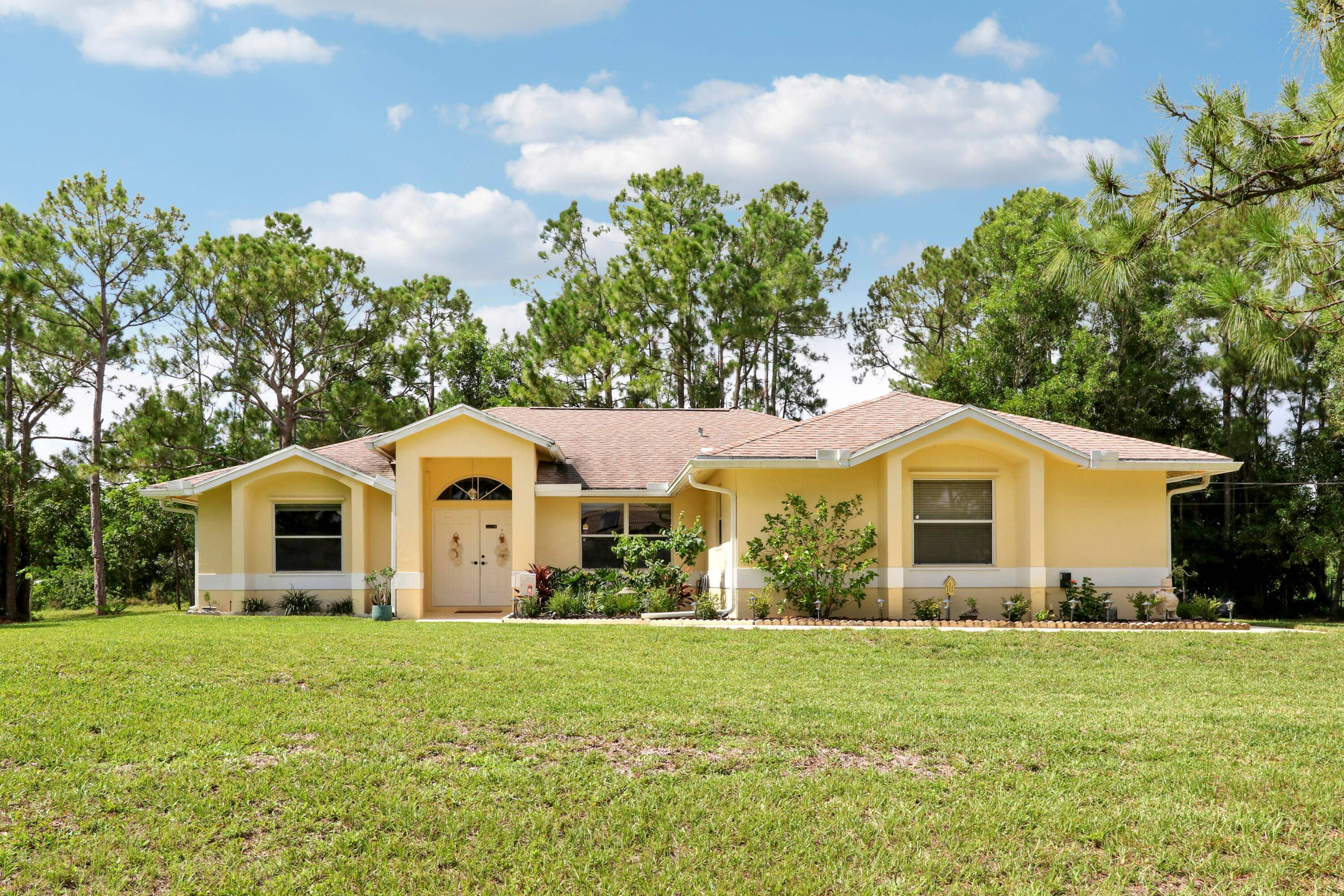 Welcome to 18854 48th Avenue N, Loxahatchee a charming residence nestled in the serene community of Loxahatchee, FL.