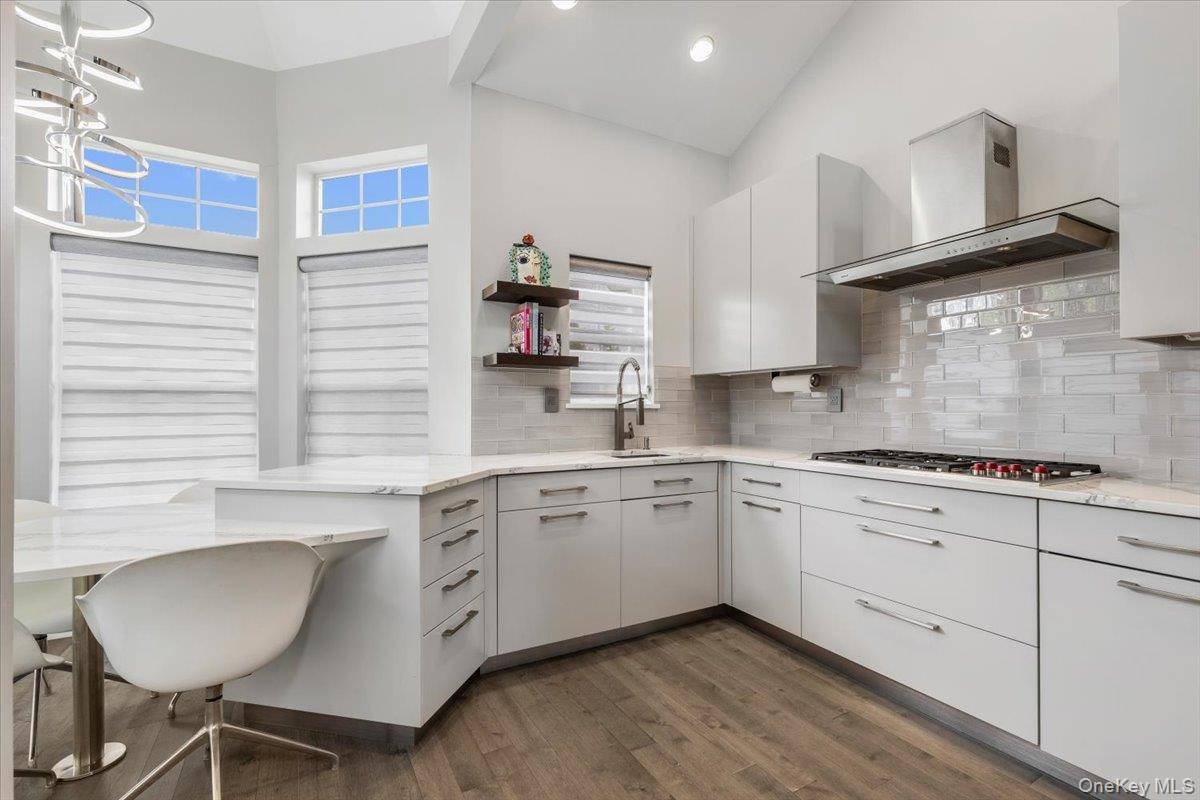 This unique Devon layout has been Rennovated with exceptional, state of the art appliances and fixtures.