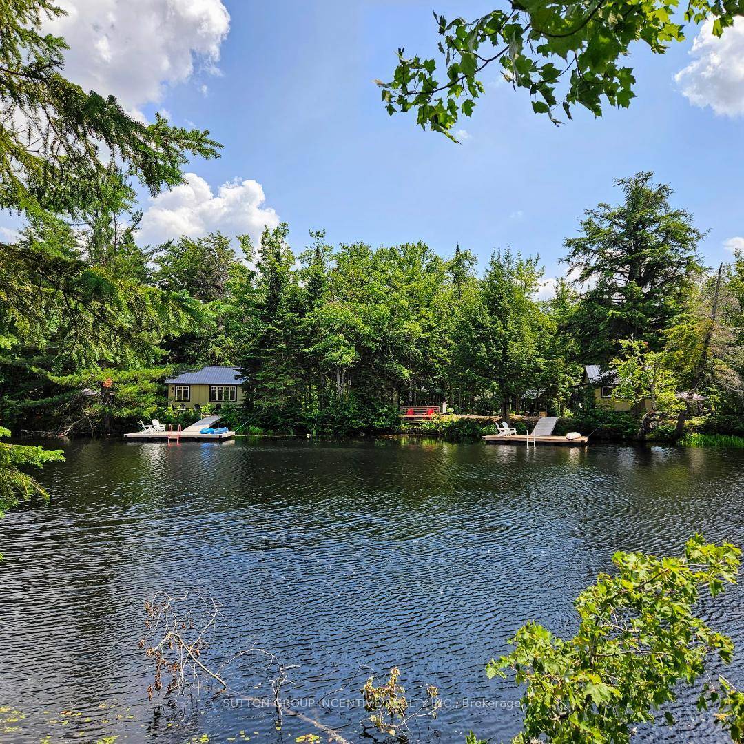 Unique amp ; stunning 35 retreat with 1570 frontage on the Muskoka River.