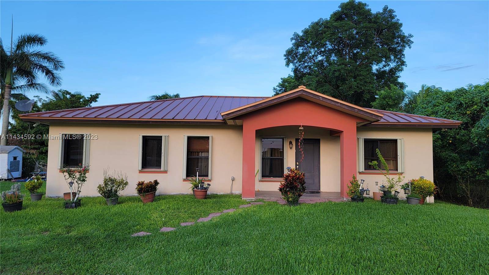Amazing Single Family Home for Rent in The Redlands, 3 Bedrooms, 2 Bathrooms, Open floor plan.