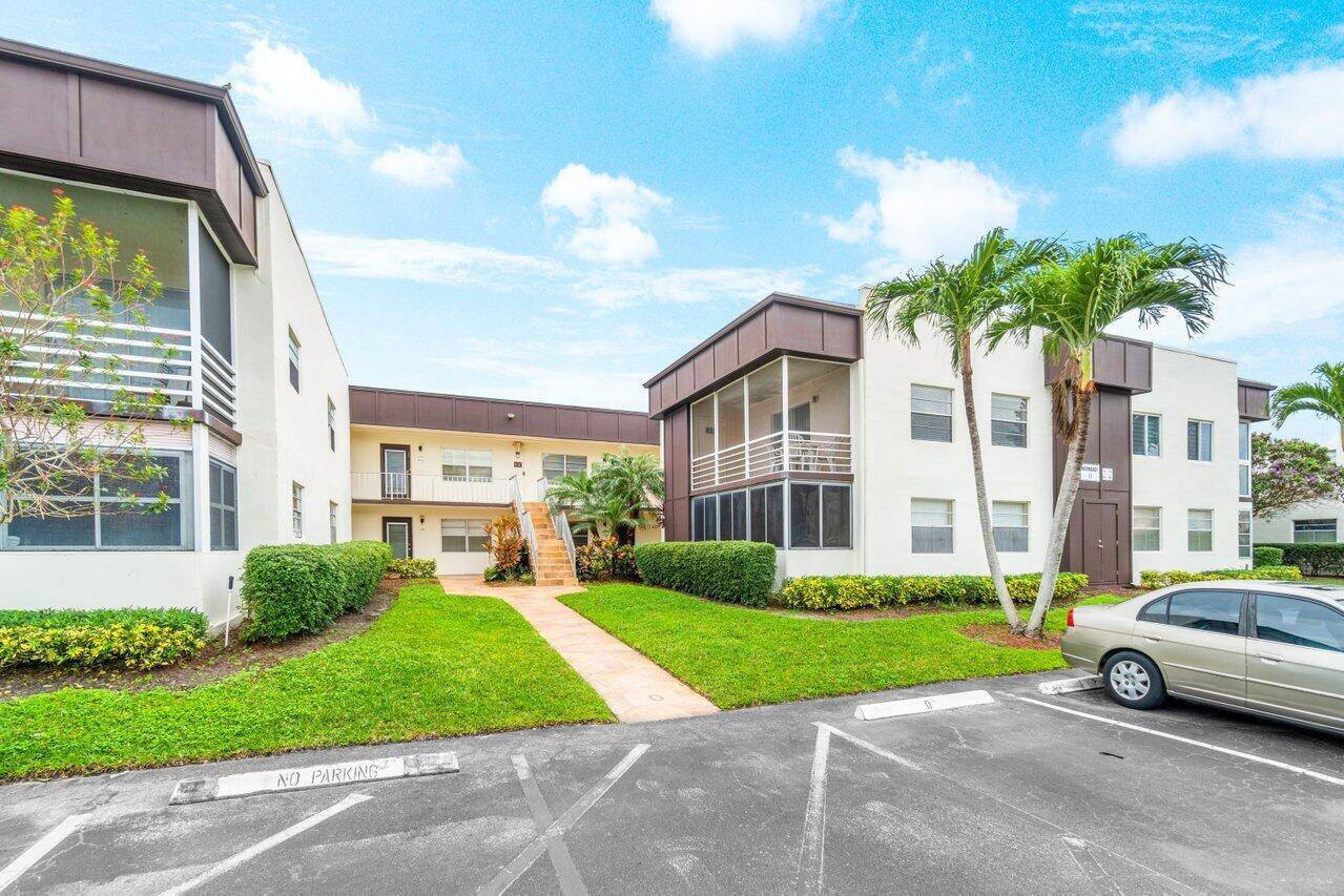 Inviting 2 bedroom, 2 bath second floor condo with an elevator for easy access, in the heart of Delray Beach.