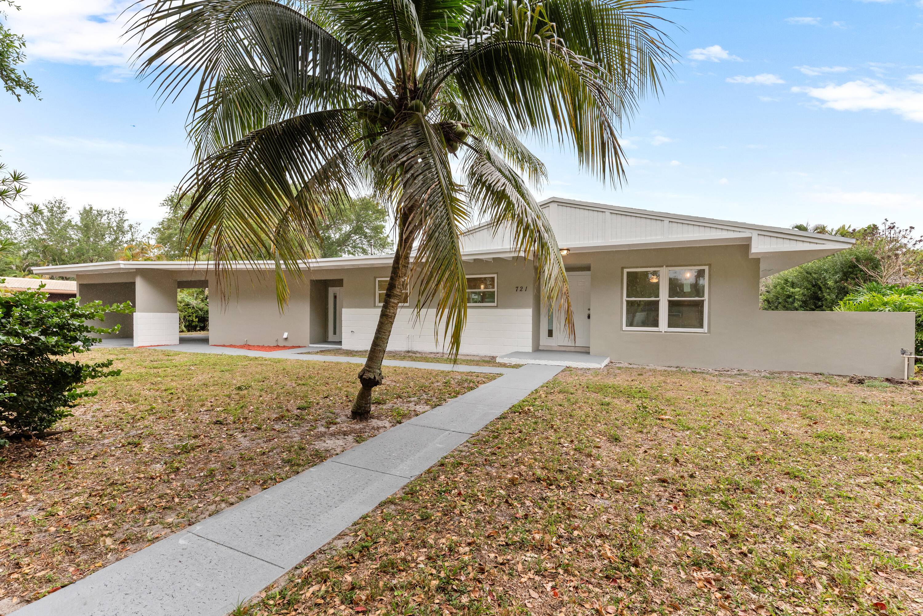 Spacious single family pool home in Plantation Gardens !