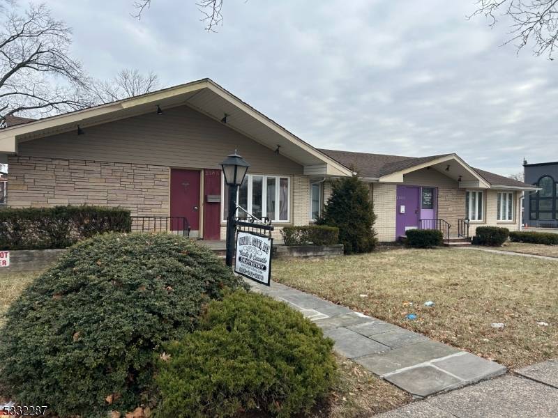 Bring your cashflow investor or owner user client to see this incredible investment opportunity in Roselle situated on a generously sized lot.