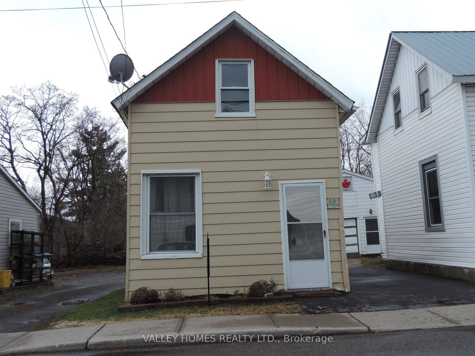 NICE SMALL HOME CENTRALLY LOCATED IN GROWING CARLETON PLACE.