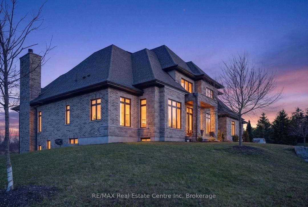 Experience refined country living at its finest in this exceptional custom built estate in Puslinch.