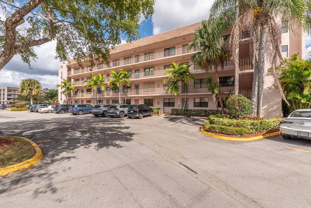Don't miss this corner two bedroom, two bath condo in Sunrise Lakes.