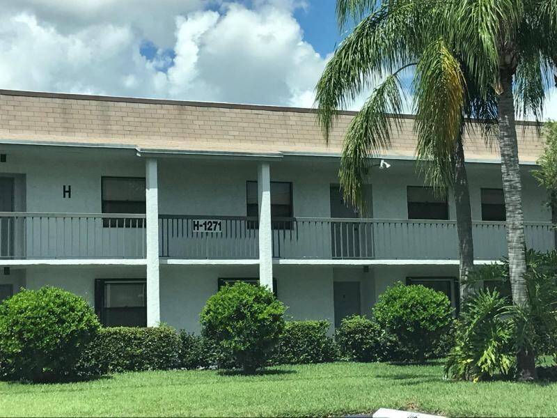Great Stuart location, 2nd floor with vaulted ceiling, epoxy floors throughout, updated kitchen cabinets, stainless appliances stove to be replaced prior to occupancy, granite counters.