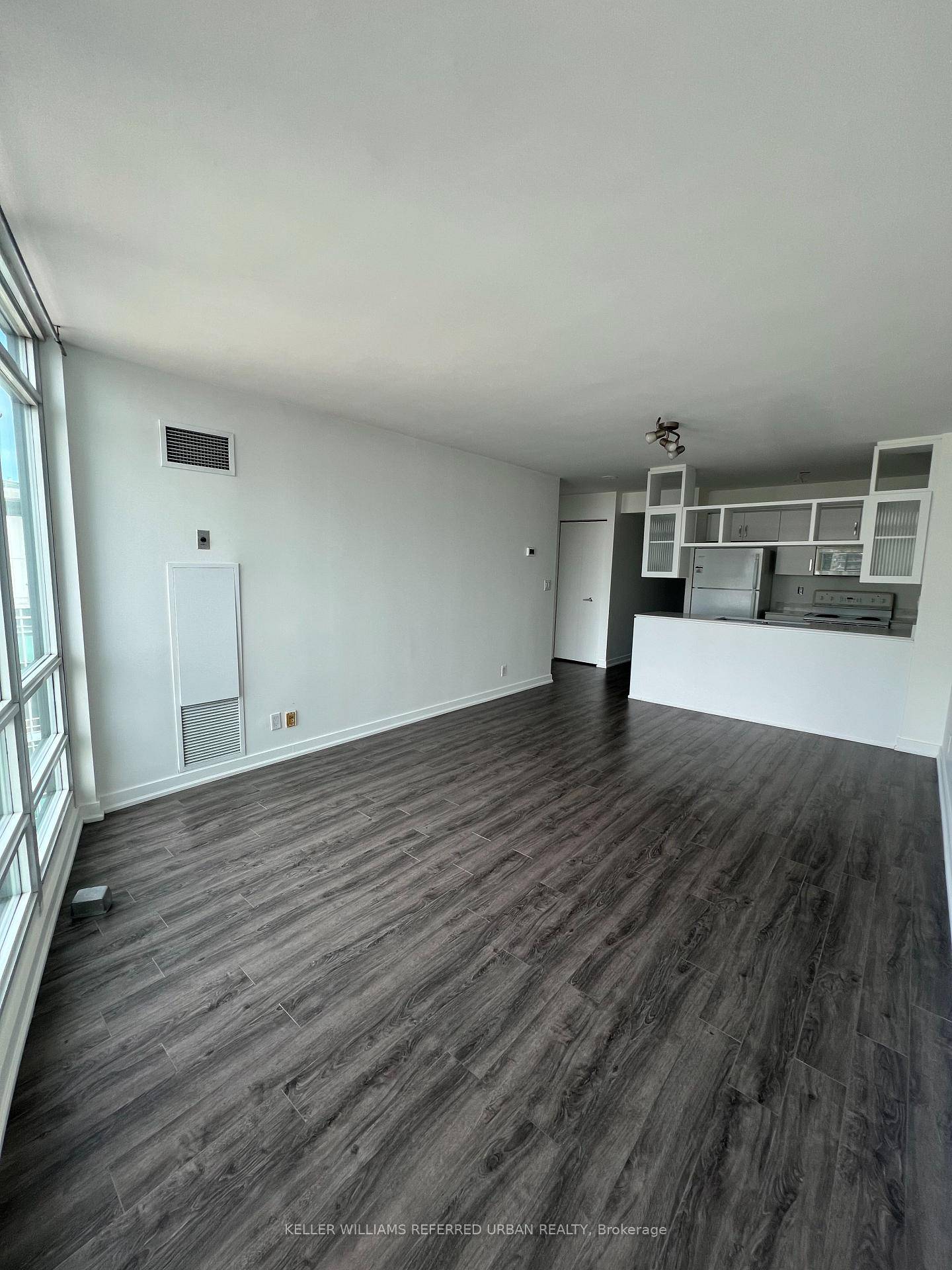 Welcome to 397 Front Street West, Suite 3508 where the city skyline is your backdrop and downtown Toronto is your playground.
