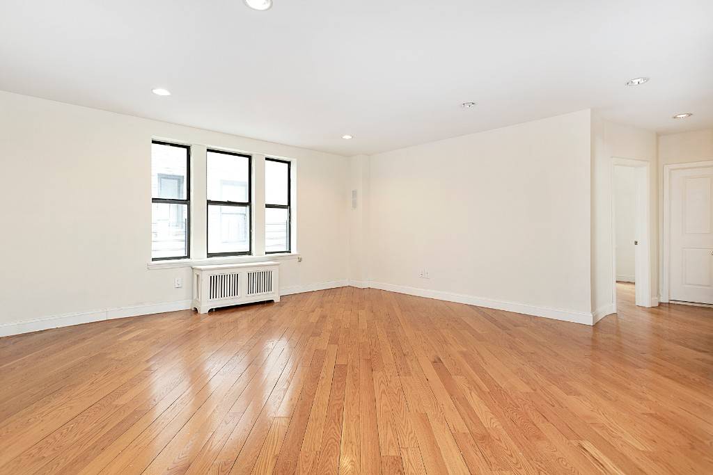 Sprawling 4 bed with Washer Dryer !
