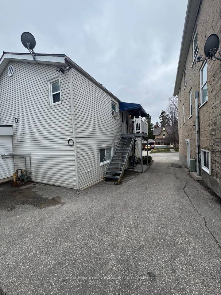 Beautiful second story 1 bedroom apartment for rent located right downtown in the picturesque town of Elora.