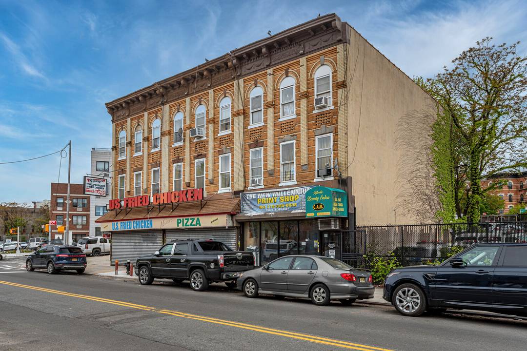 This Mixed use property features 12 units, Storefronts, 12 bedrooms, 12 full baths, eat in kitchen amp ; full finished basement.