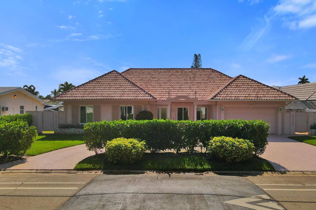 Great combination of excellent square footage almost 3400 sq feet under air and prime dockage for the serious boater.