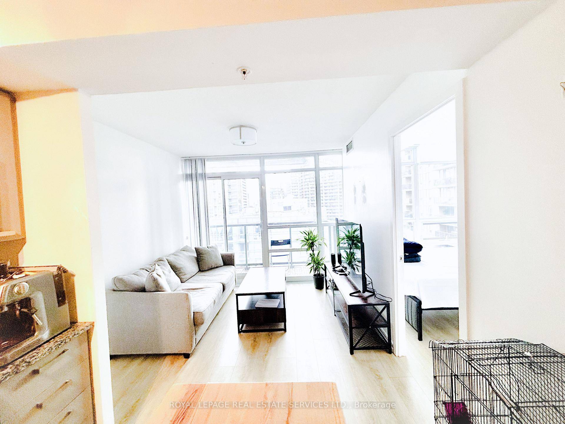 Shared Apartment. Looking for a young professional for the main bedroom with its own ensuite bathroom in this 2 bedroom, 2 bathroom den condo.