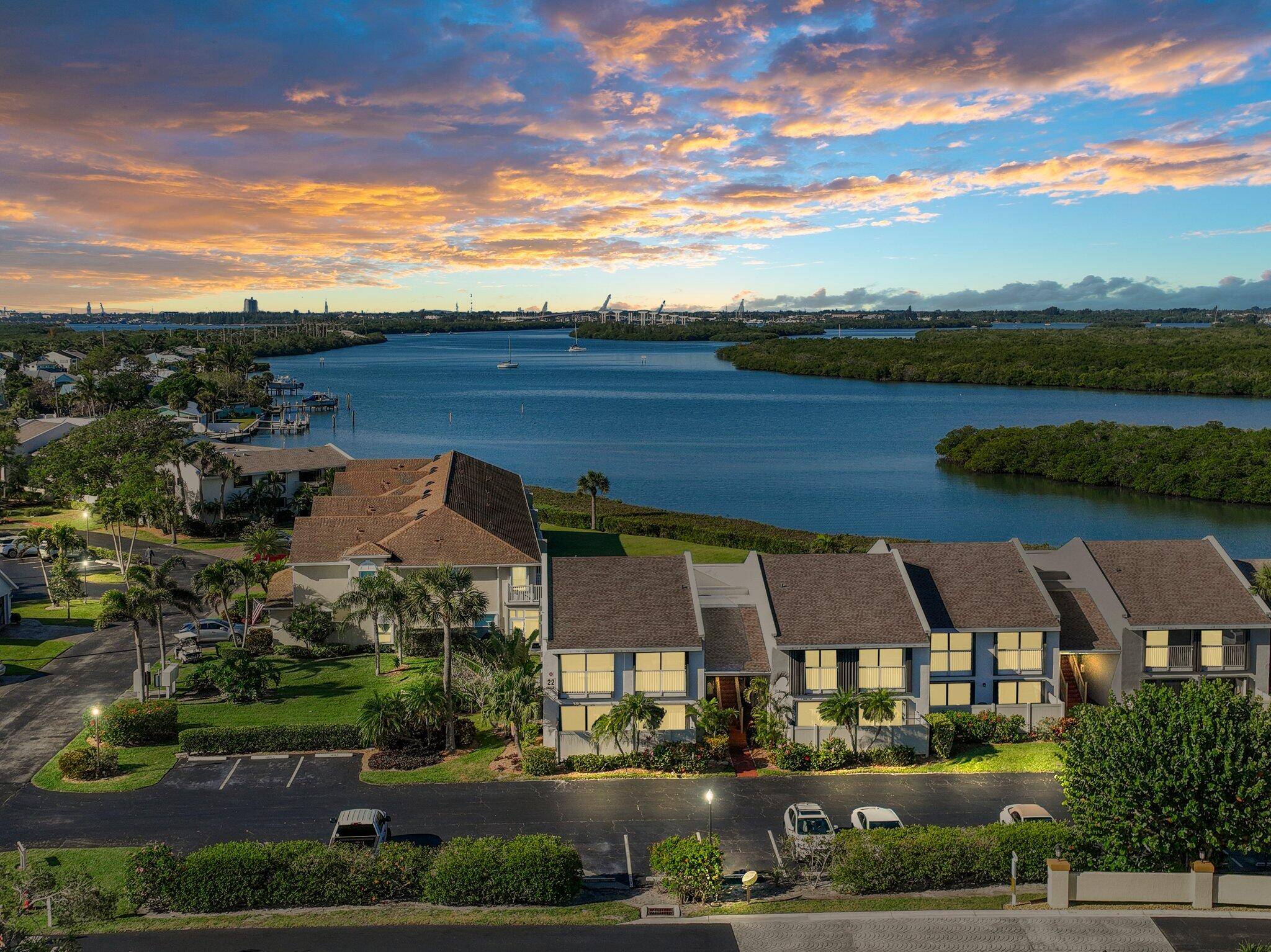 Rare Rare find direct waterfront offers tranquil and spectacular river views.