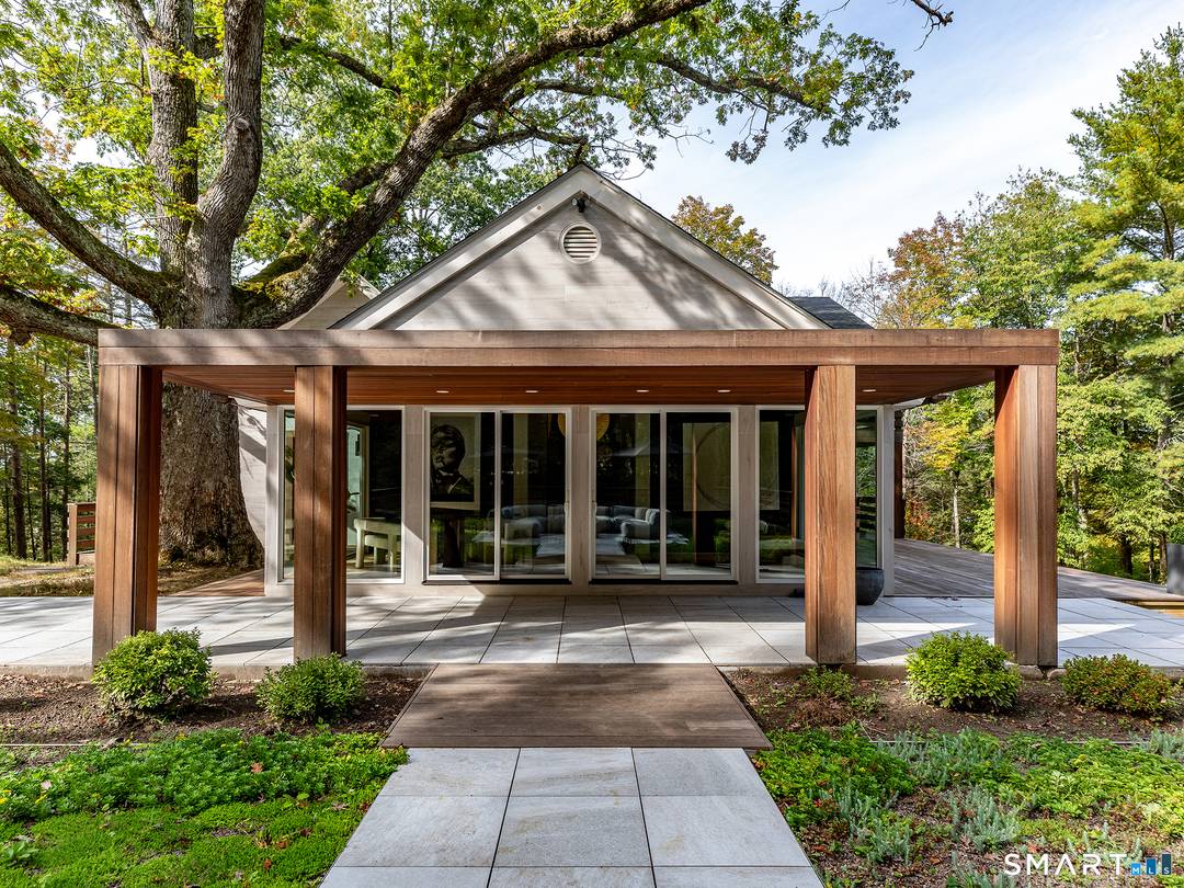 Fully renovated in 2025, this exceptional winter rental offers contemporary style in an unbeatable location.