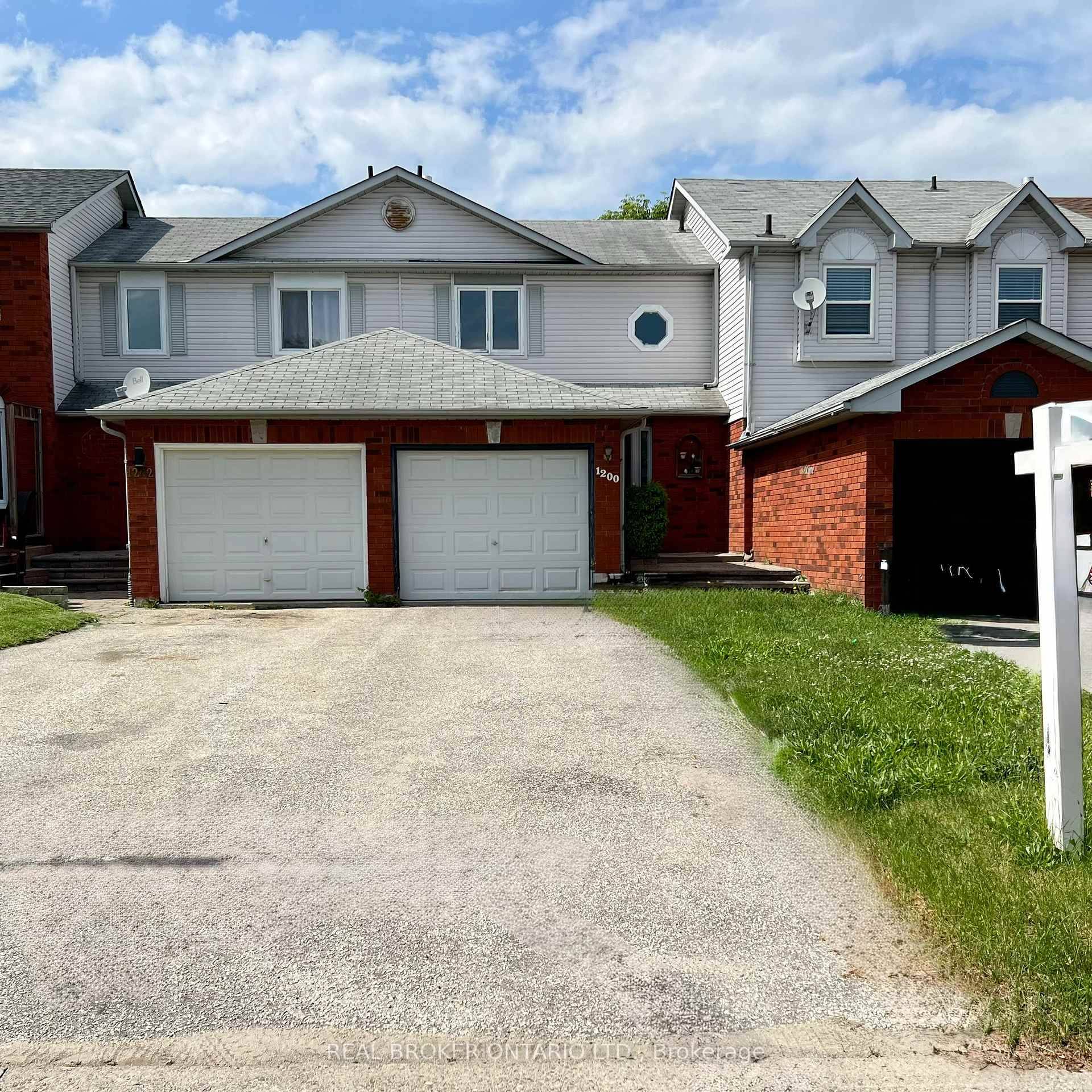 Welcome to this beautiful freehold townhome minutes to the beach !