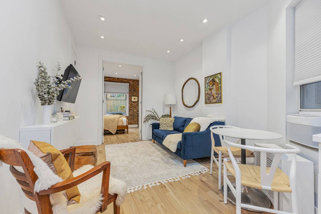 MOVE IN READY ONE BEDROOM NO BOARD PACKAGE NO BOARD APPROVAL 95 FINANCING PERMITTED UNLIMITED SUBLETTING Completely renovated, bright and spacious one bedroom with 9 foot ceilings and pristine hardwood ...